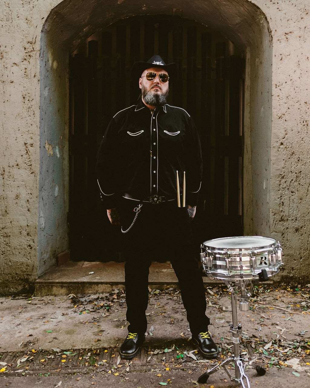 Lucas Ricardo, baterista, com caixa de bateria e baquetas